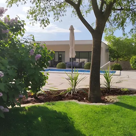 Wellnes Silentio With Pool Hébergement de vacances Duge Njive